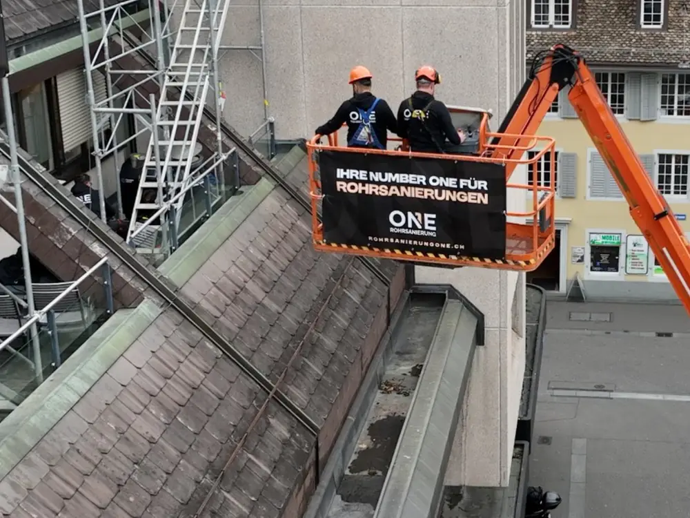 Baustelle mit Hebebühne bei Bauarbeiten an einer Liegenschaft in Zürich