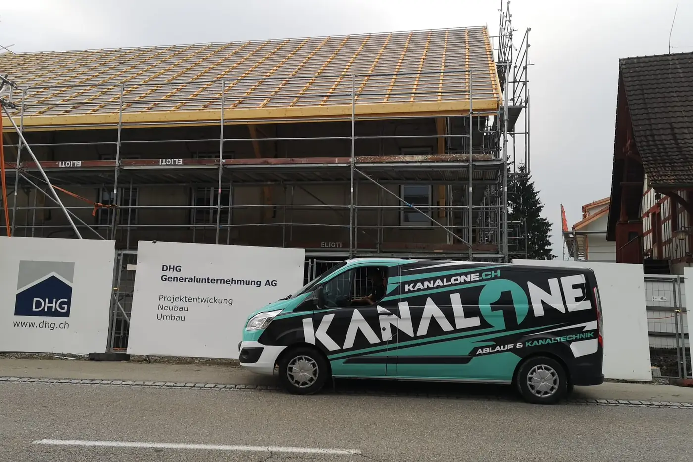 Servicefahrzeug der KanalOne AG vor einer Baustelle