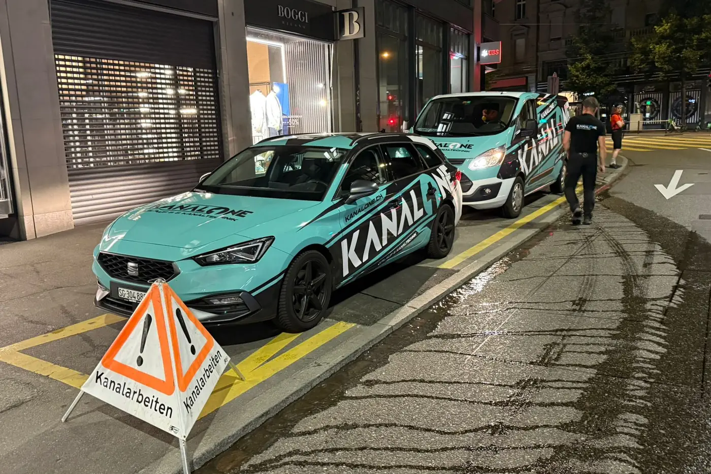 Fahrzeuge der KanalOne AG bei einem Einsatz mit abgesichertem Arbeitsbereich