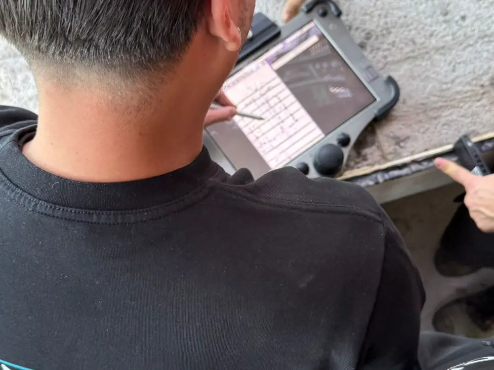 Servicetechniker der KanalOne AG dokumentiert eine Kanalinspektion auf dem Tablet