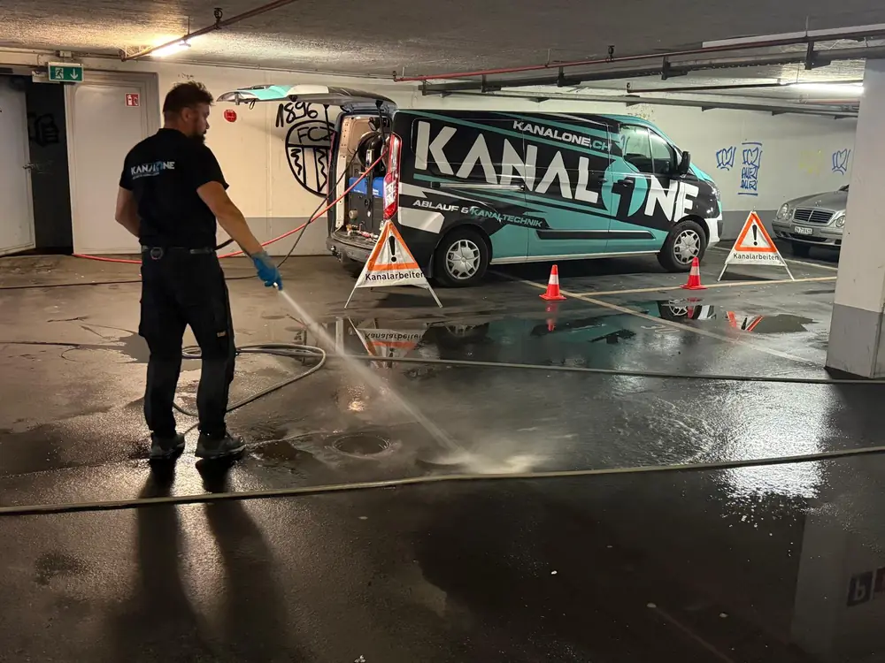Reinigungsarbeiten nach einem Wasserschaden in einer Tiefgarage